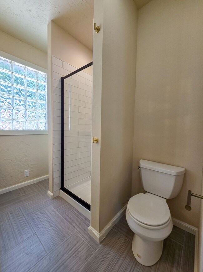 Building Photo - Cute 3 Bedroom Brick home in Shawnee