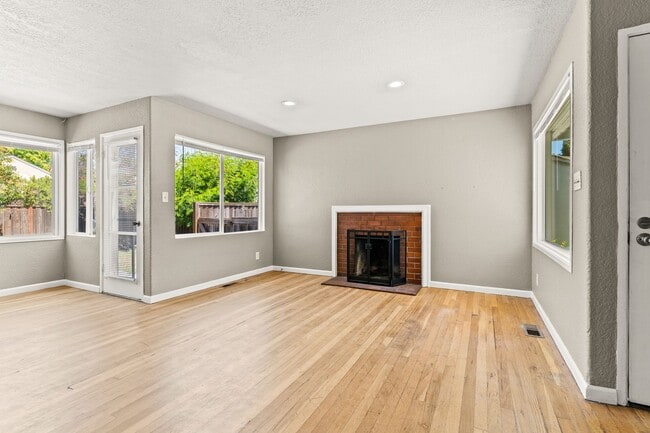 Building Photo - 867 Via Mariposa