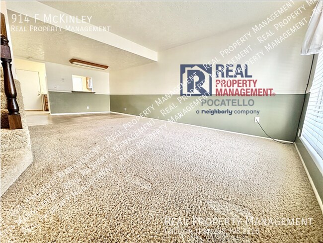 Building Photo - 2 bed 1.5 bath townhome - Covered parking