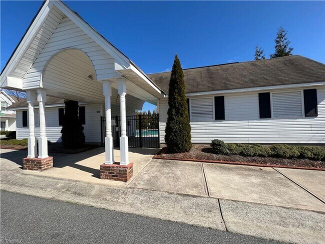 Building Photo - Fabulous 3BR 2.5BA Townhome with Community...