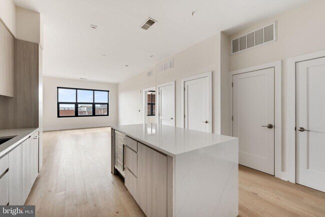 Building Photo - 701 Swann Ave