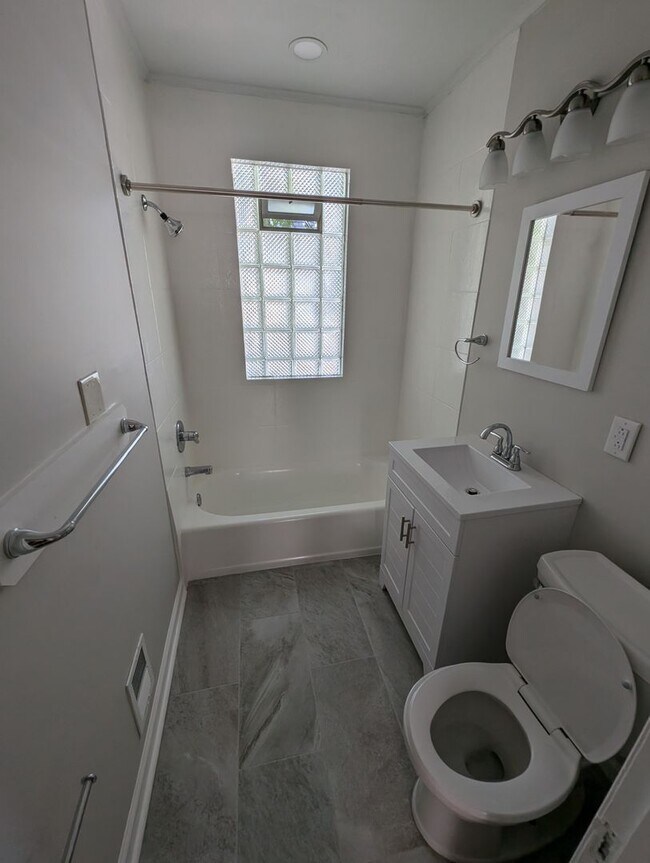 Building Photo - Spacious! 4-Bed and 2-Full Bath Unit with Bonus Room, Garage, Large Backyard