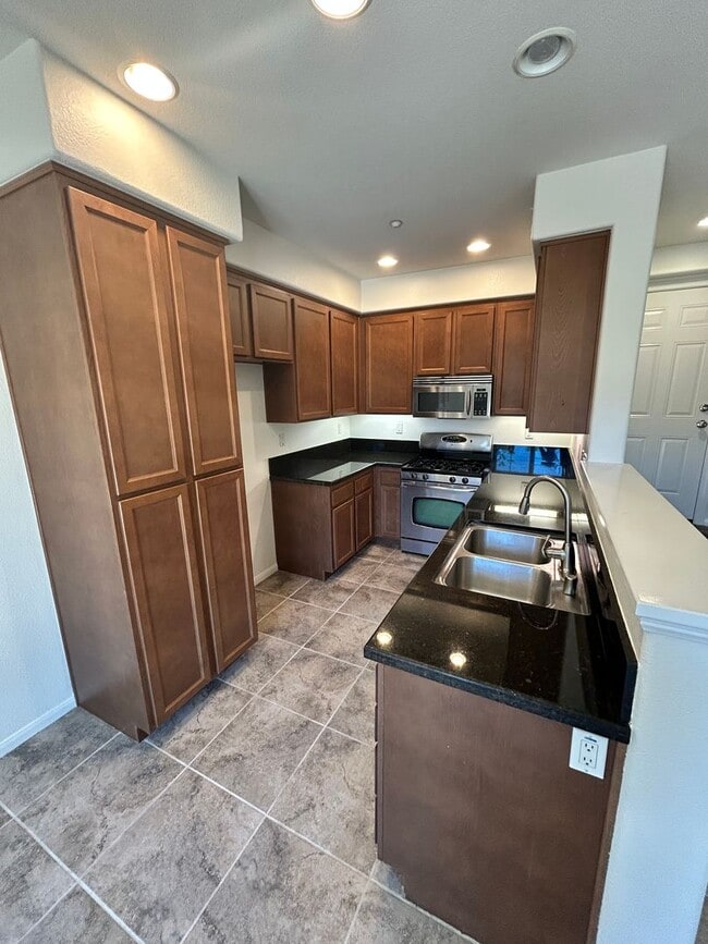 Building Photo - 3 bed 2 car garage condo for rent in Murrieta