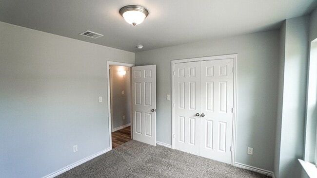 Building Photo - 917 Redoak Dr