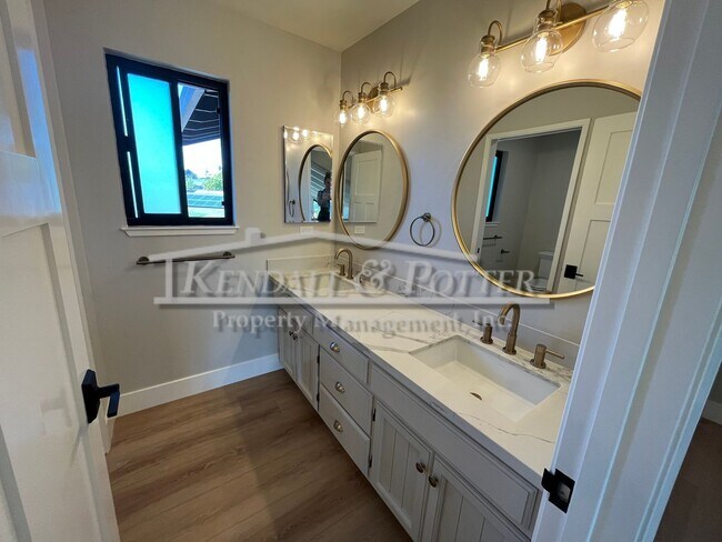 Building Photo - Beautifully Remodeled 4 Bed/2 Full Bath + ...