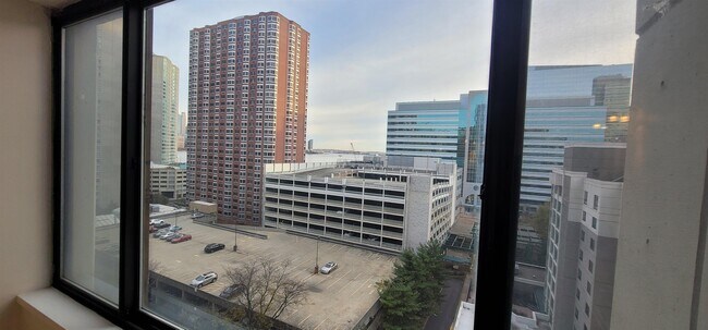 Building Photo - 45 River Dr S