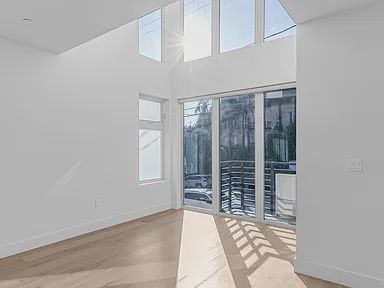 Building Photo - 2000 Beachwood Dr