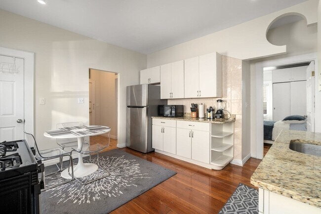 Building Photo - 18 Loring St