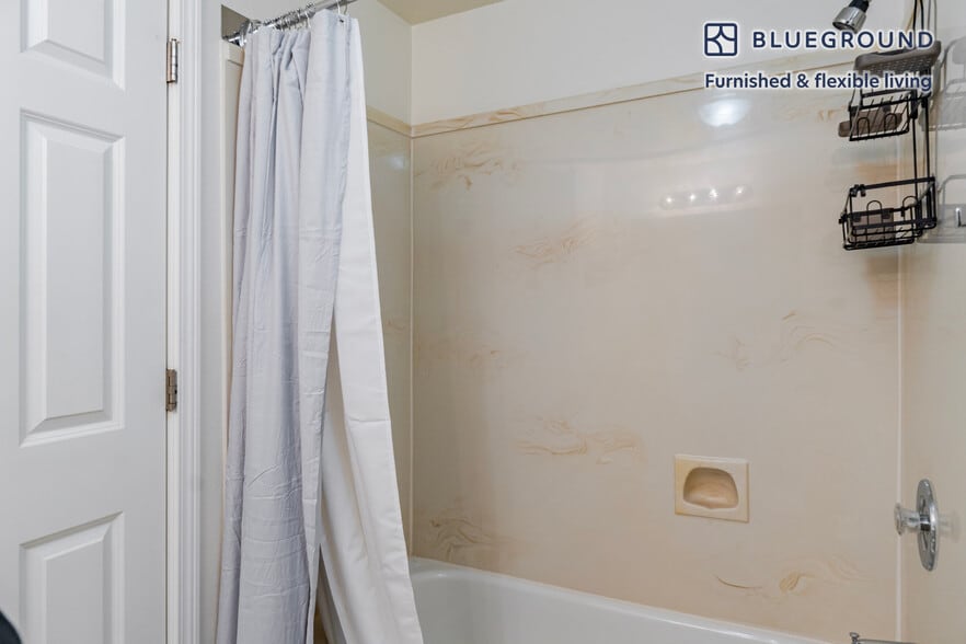 Building Photo - 15850 NE 40th St