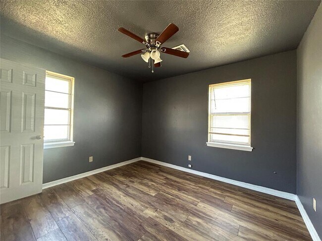 Building Photo - 6905 NW 60th St