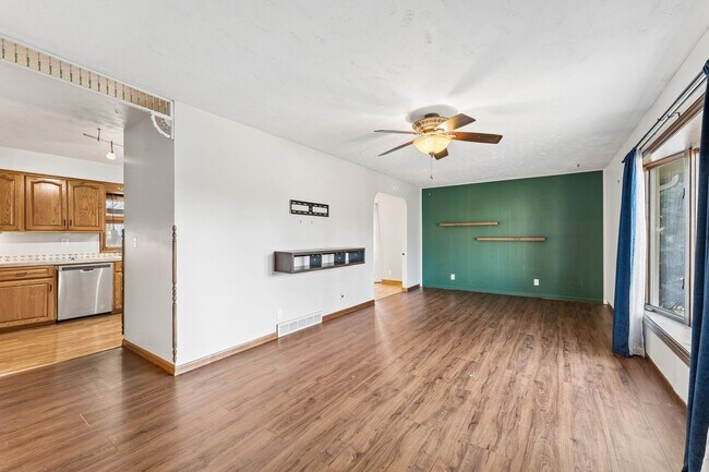 Building Photo - Sun Room!