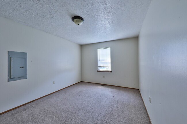 Building Photo - Charming Duplex in Heart of Dresden!