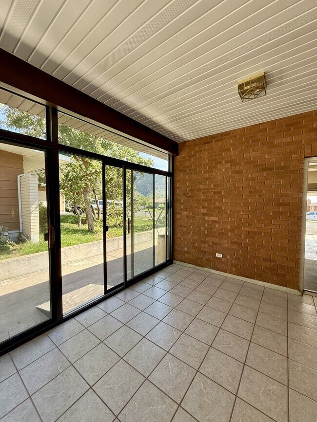 Building Photo - Spacious 5 Bedroom, 2 Bath Home with Moder...