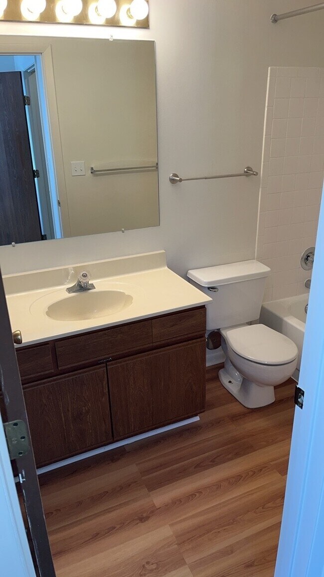 Building Photo - 1420 Lake Pointe Way