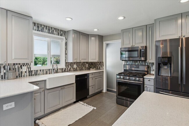 Building Photo - Move-In Ready Ranch with Modern Upgrades a...