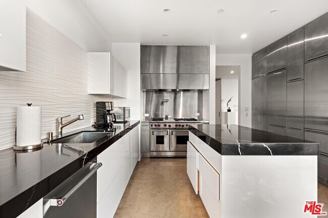 Building Photo - 10430 Wilshire Blvd