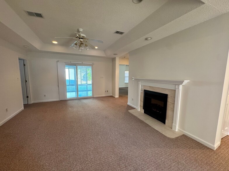 Building Photo - 4091 Lake Shore Dr