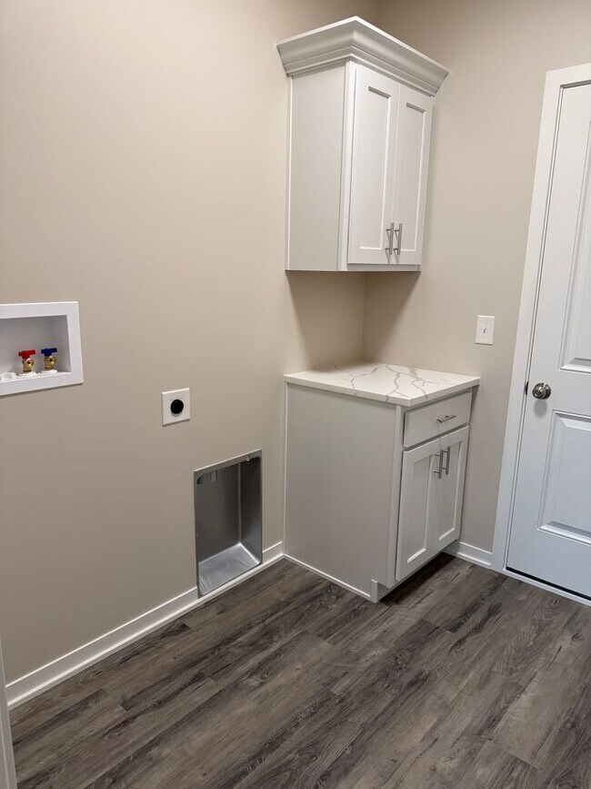 Building Photo - Walkout ranch townhome with 2 stall garage...