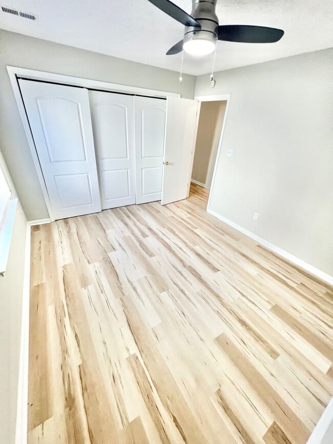 Building Photo - Beautiful 2 Bedroom Condo in Hampton Club ...