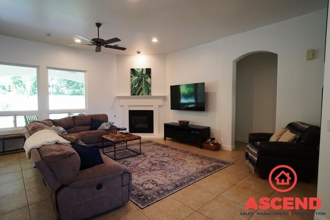 Building Photo - Elegant 3BD/2BA Home with Office Space in Bakersfield's Desirable 93312 — HOA Community, Gardener...