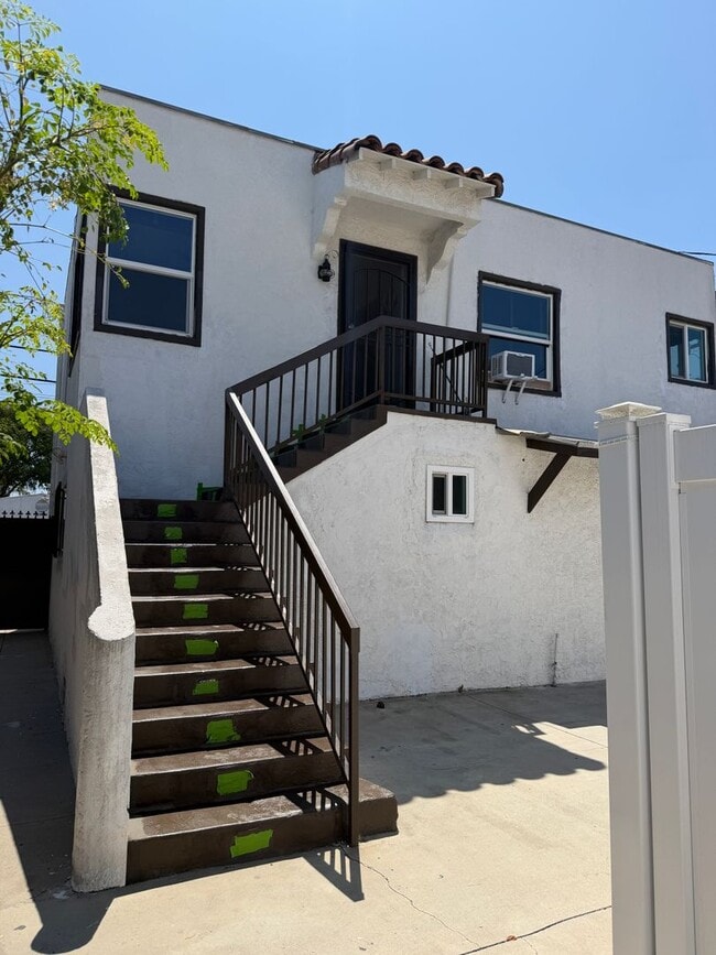 Building Photo - 203B