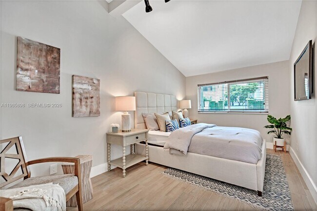 Building Photo - 1045 NE 84th St