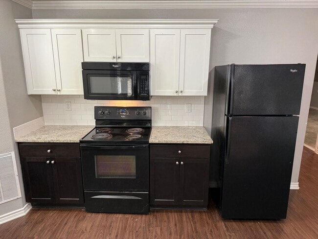 Building Photo - 3/2/1 near UT Tyler!