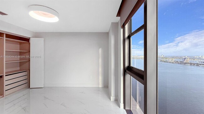 Building Photo - 700 NE 24th St