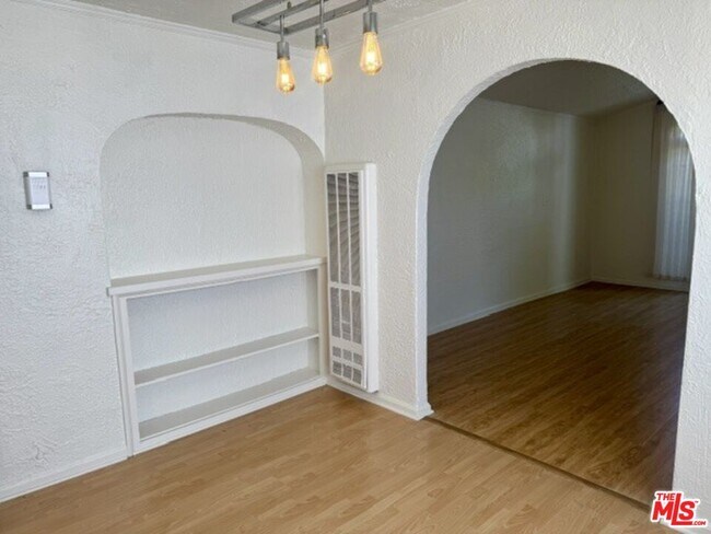 Building Photo - 942 Havenhurst Dr