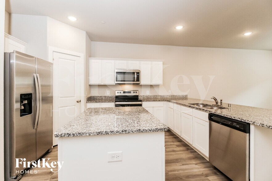 Building Photo - 618 Ava Trl