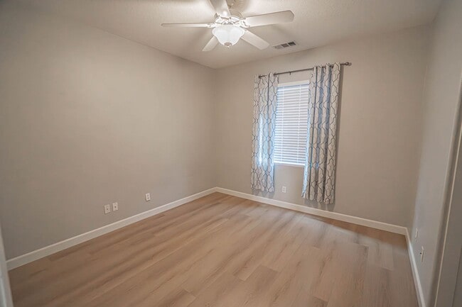 Building Photo - Spacious 4-Bedroom Townhome with Downstairs Bed/Bath in Creekside!