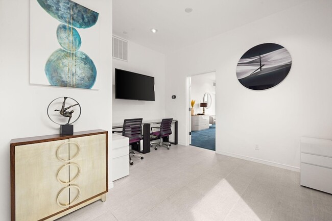 Building Photo - 1201 Surrey Ln