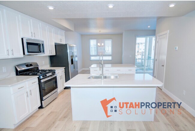 Building Photo - 982 W 380 S