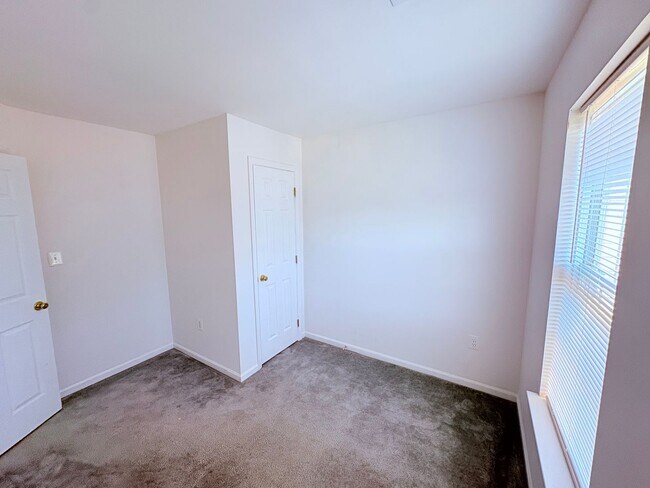 Building Photo - CENTRALLY LOCATED TOWNHOUSE - STAFFORD