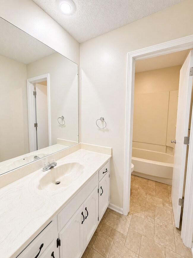 Building Photo - Spacious 3BR Duplex with Two Living Areas