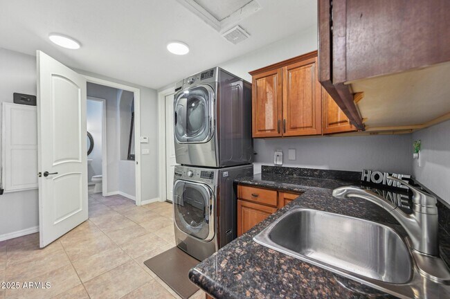 Building Photo - 351 N Cloverfield Cir