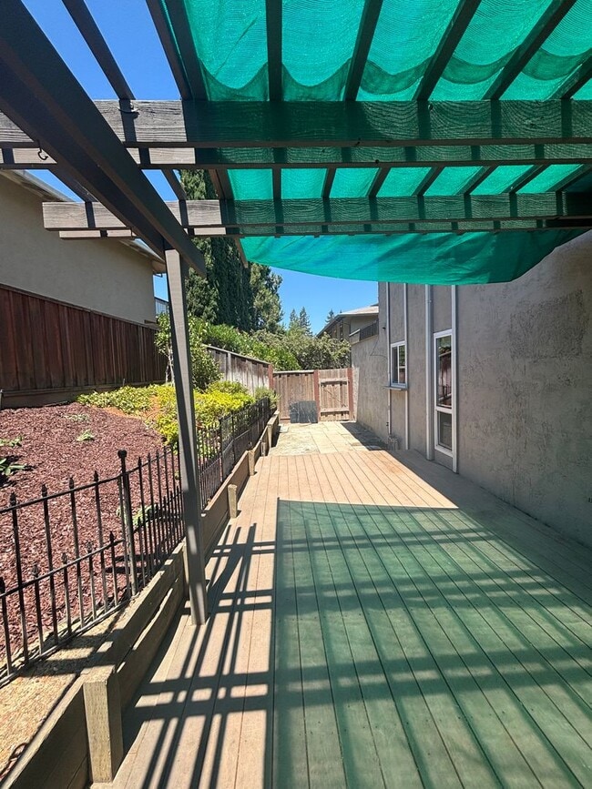 Building Photo - Completely Remodeled 3-Bedroom Beauty in P...