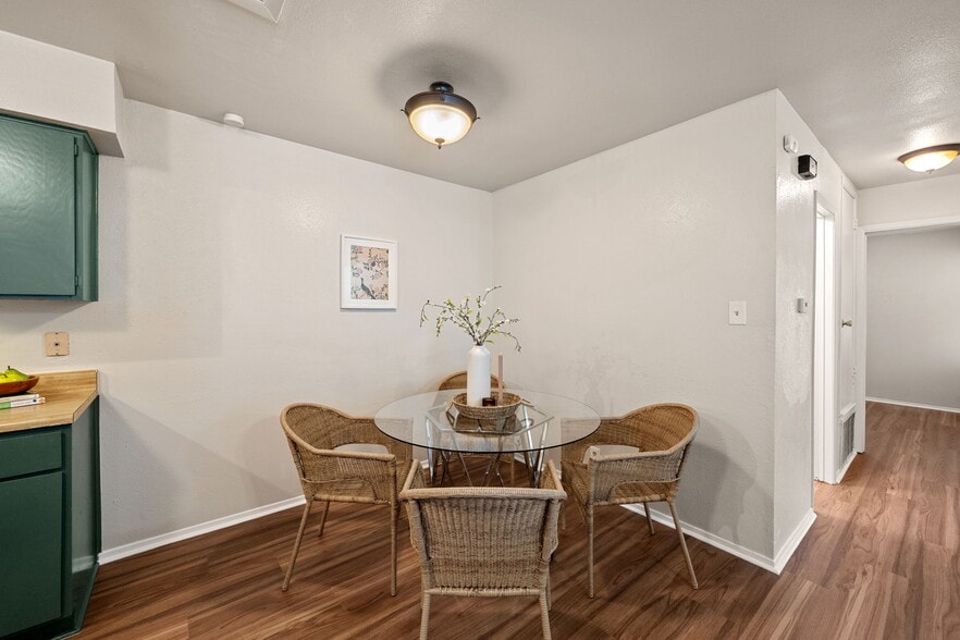 Building Photo - 703 Country Aire Dr