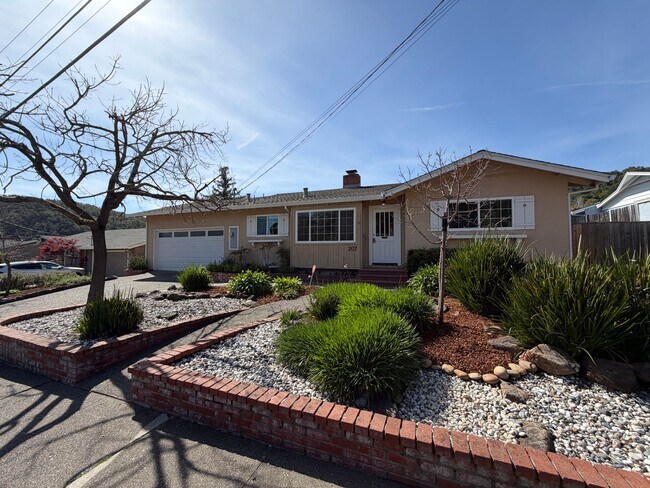 Building Photo - Beautifully Updated Glenwood (San Rafael) 3x2 Home with Large Yard, HW Floors, Garage
