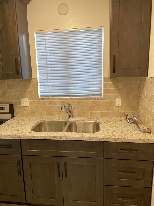 Building Photo - 114 W B St