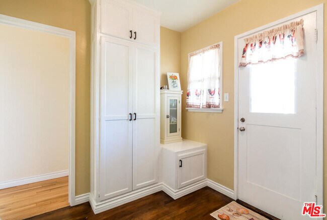 Building Photo - 2431 Walgrove Ave