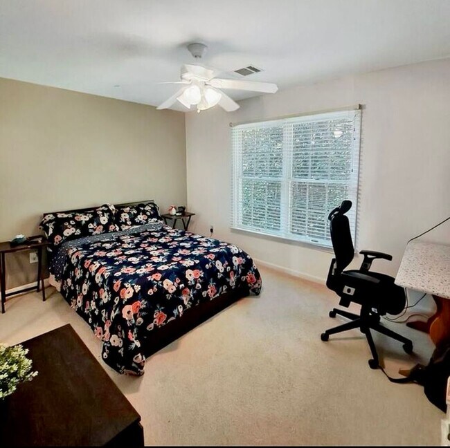 Building Photo - Amazing 5 BR/3.5 BA Single-Family Home in ...