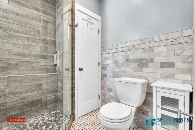 Building Photo - Noe Valley: Top Floor Condo w/ City Views, Garage Parking & W/D in unit