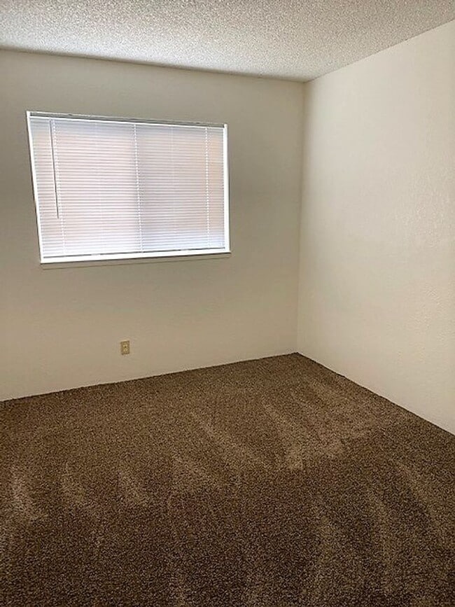 Building Photo - Nice North Redding Home!