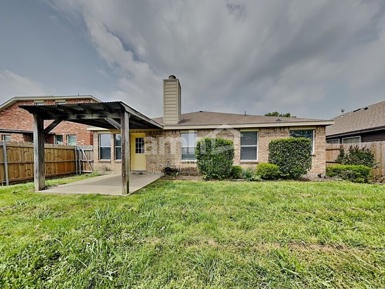 Building Photo - 2043 Wildwood Dr