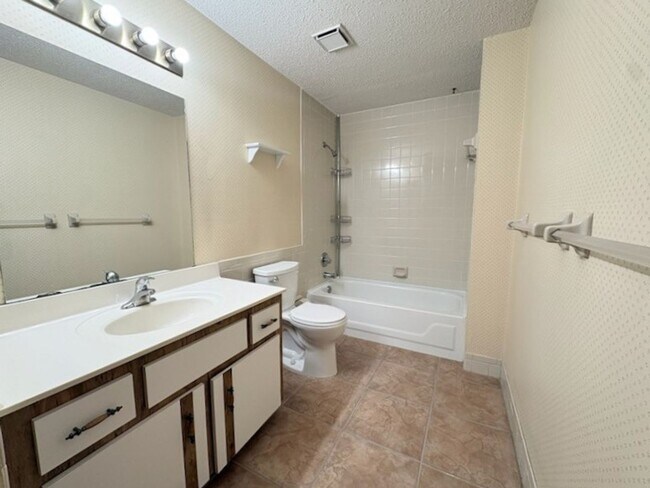 Building Photo - Cozy 2 Bedroom First Floor Condo!