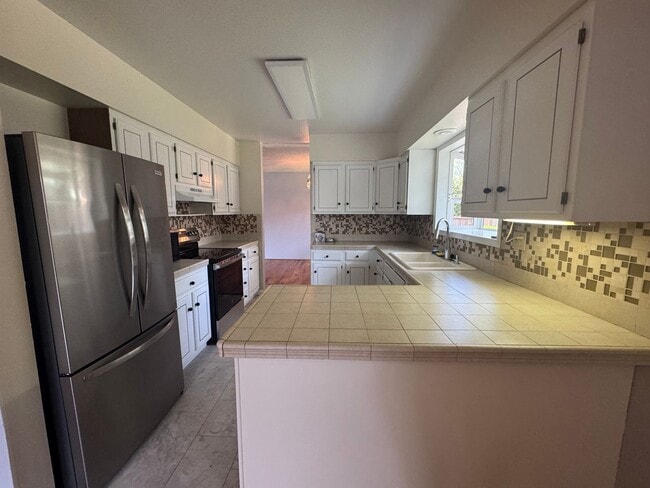 Primary Photo - 3 bed 2 bath house with 2 car garage in great area!