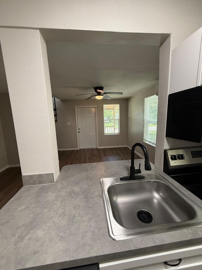 Building Photo - Renovated 2 bedroom, 2 bathroom duplex in ...