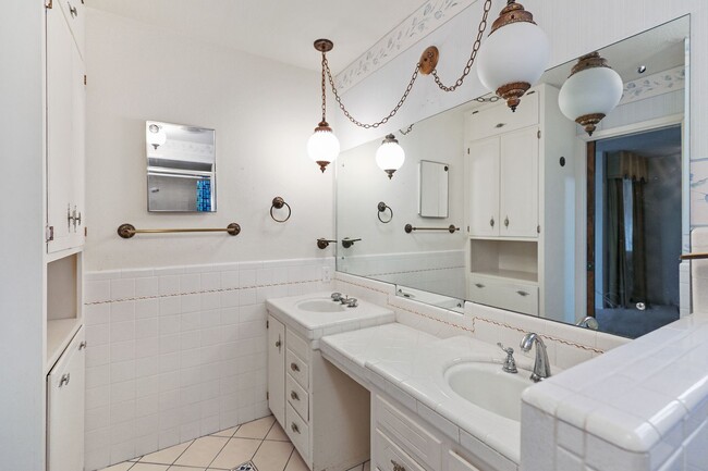 Building Photo - 3 Bedroom 2 Bath Conveniently Located House!