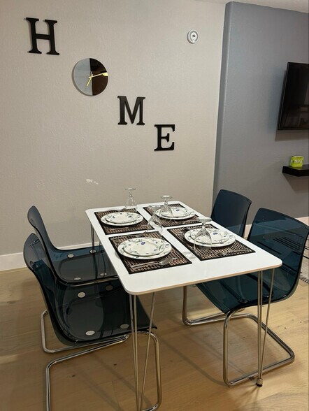 Building Photo - 2216 Pine St